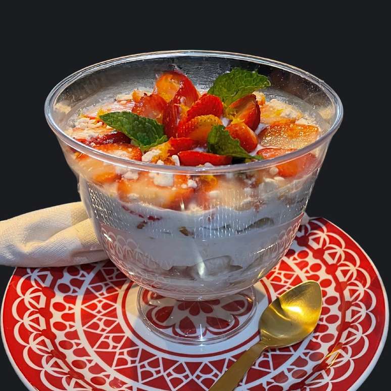 MERENGUE DE MORANGO (COM CHANTILLY)