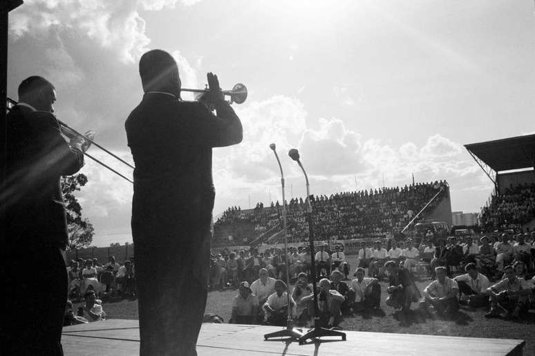 Armstrong em apresentação no Quênia