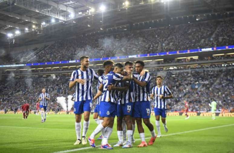 Galeno (no centro) celebra o primneiro gol do Porto sobre o Gil Vicente