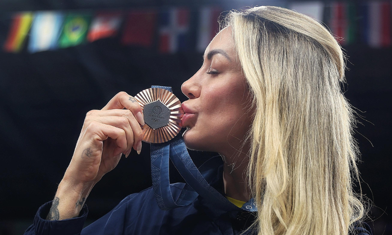 Thaisa beijando medalha de bronze 