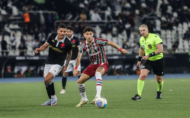 Diogo Barbosa sentiu dores e precisou ser substituído no clássico entre Fluminense e Vasco