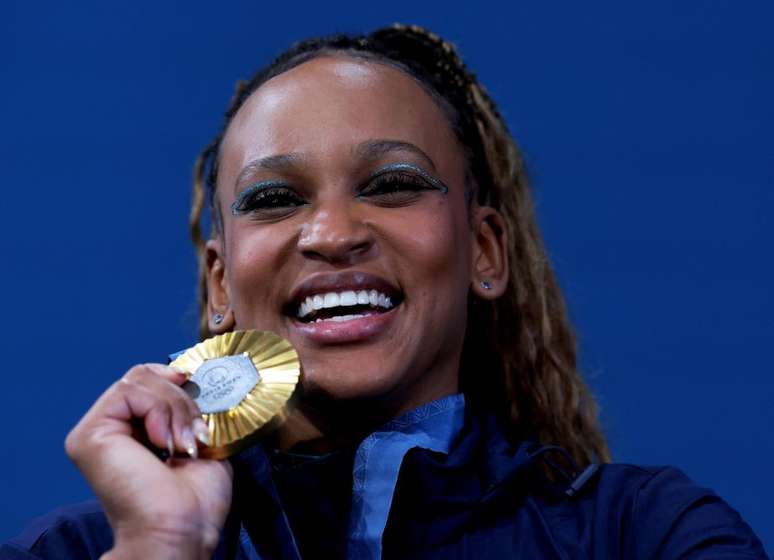 Rebeca Andrade comemorando medalha de ouro no solo dos Jogos de Paris
