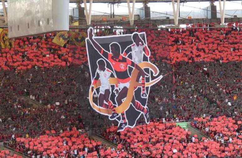 Mosaico 3D de Adílio toma conta de um dos setores do Maracanã antes do jogo do Flamengo contra o Palmeiras