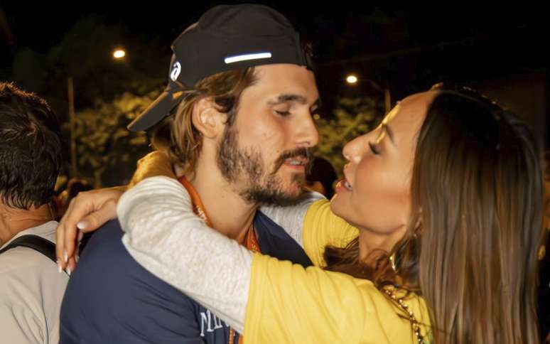 Nicolas Prattes e Sabrina Santo durante a maratona que o ator correu em Paris 