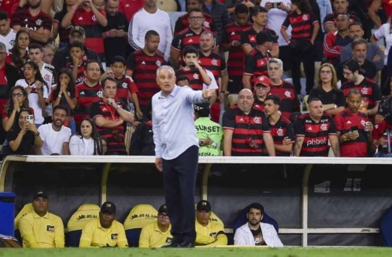 Tite comandando o Flamengo na beira do campo /