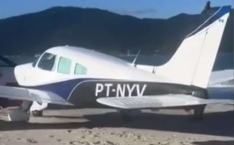 Das Flugzeug landete notfalls im Sand des Strandes von Santa Catarina