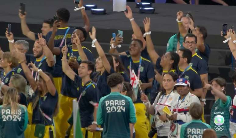 Time Brasil desfila no encerramento da Olimpíada