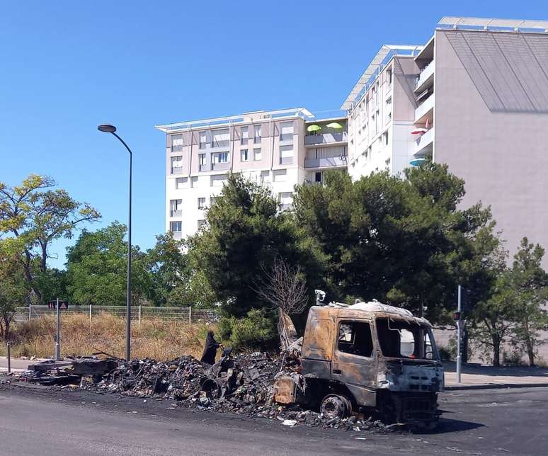 Mesmo ao redor de prédios um pouco melhores, a sujeira na rua pode ser comum em Marselha e no Brasil.