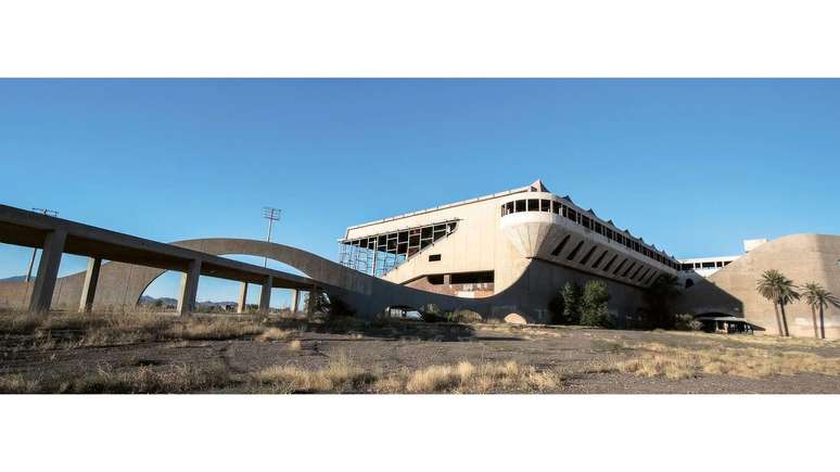 Arquibancada com linhas futuristas de um hipódromo abandonado na cidade de Phoenix, nos EUA