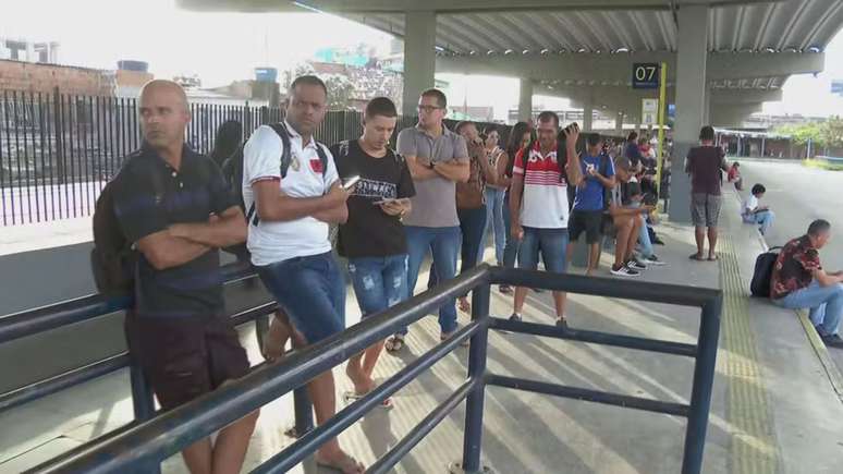 Filas de passageiros se formaram no Terminal de Joana Bezerra, no Centro do Recife