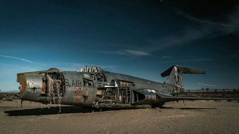 Um antigo avião militar abandonado no deserto de Mojave também é objeto de interesse de Nakamura em suas explorações