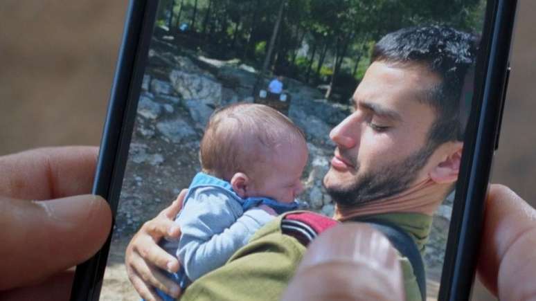 O pai de Reef acredita que seu filho — fotografado aqui com um primo bebê, poucos dias antes de morrer — queria ter filhos