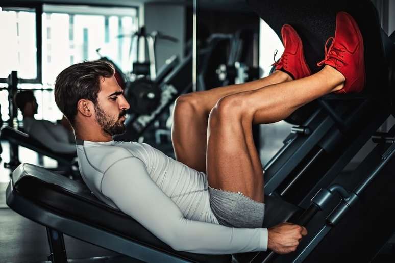 O leg press ajuda a fortalecer a perna de forma geral 