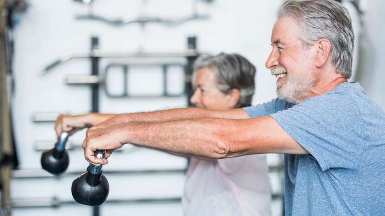 Idosos podem treinar musculação intensamente? Pesquisa indica que sim e que devem