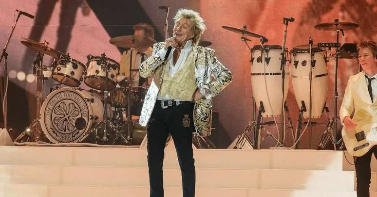 Rod Stewart é diagnosticado com Covid-19 e adia shows