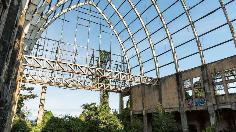 Aos poucos a natureza toma conta das ruínas como as desse parque temático abandonado na Indonésia