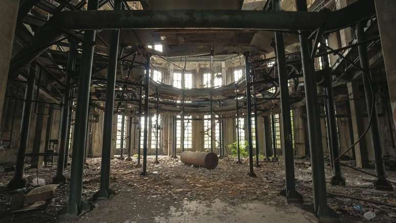 O interior fantasmagórico do interior da torre de uma fábrica abandonada na Itália também atraiu Nakamura