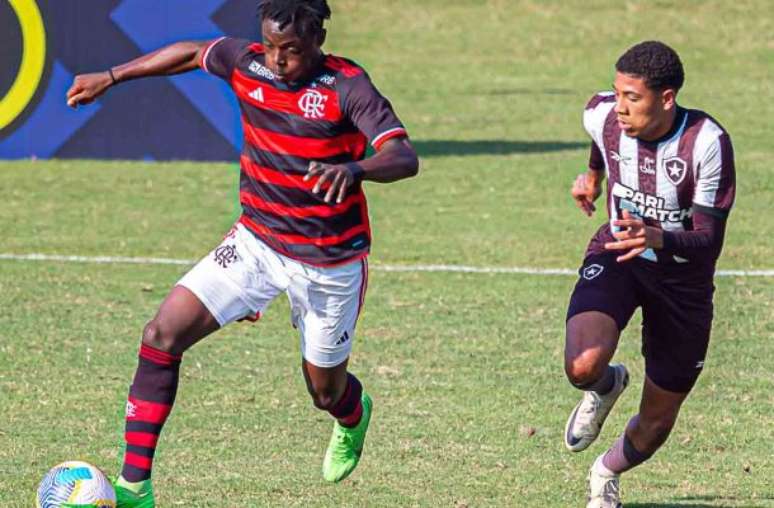 Shola deve receber oportunidades no time principal do Flamengo