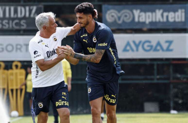 Jogadores do Fenerbahçe durante treinamento da equipe –