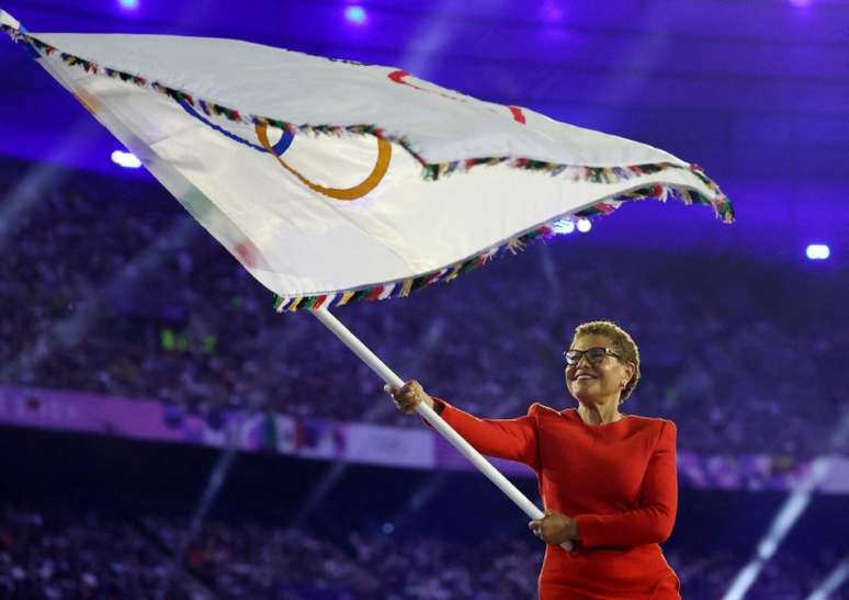 Prefeita de Los Angeles, Karen Bass, agita a bandeira olímpica durante cerimônia de encerramento dos Jogos Olímpicos em Paris
11/8/2024 REUTERS/Phil Noble/Arquivo