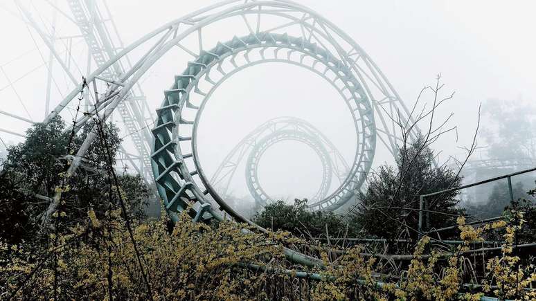 Estruturas de parque de diversões abandonado no Japão