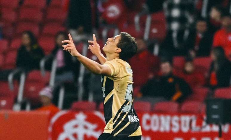 João Cruz marca primeiro gol como profissional 