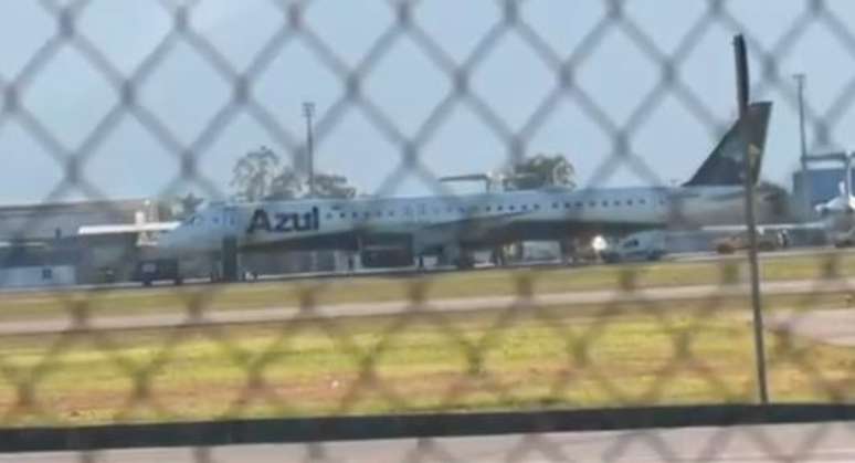 Avião sofre danos nos pneus, e pista do Aeroporto de Florianópolis é fechada.