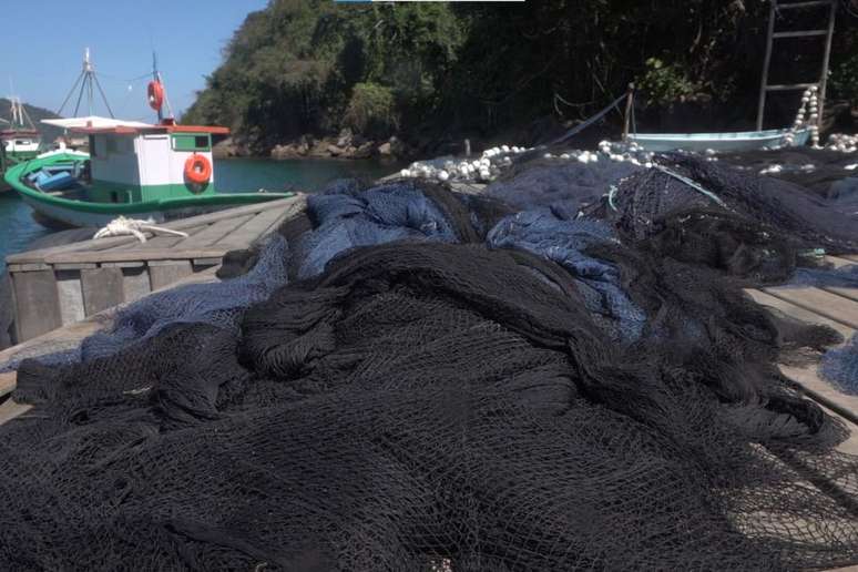 A empresa recolhe redes de pesca abandonadas em ilha no Rio de Janeiro