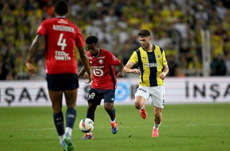 Jogadores de Lille e Fenerbahçe em disputa de bola na fase preliminar da Champions –