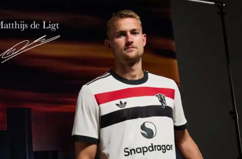 Matthijs de Ligt é anunciado como reforço do United –