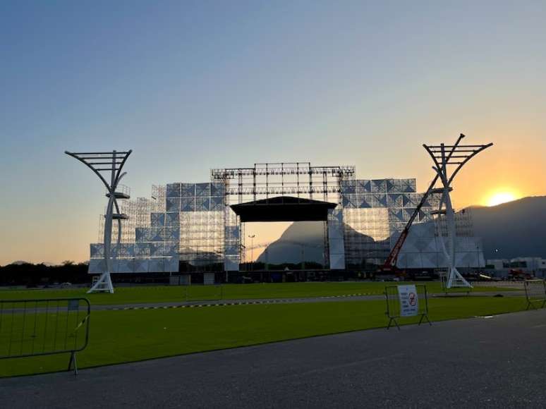 Palco Mundo sendo montado na Cidade do Rock para o Rock in Rio 2024.