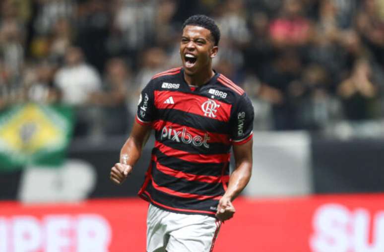 Carlinhos em campo pelo Flamengo –