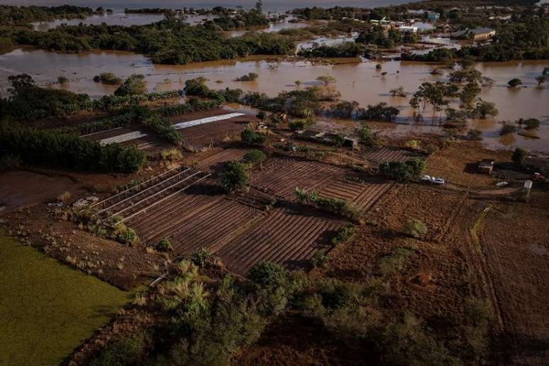 Vista de drone mostra plantações, casas e ruas alagadas em Eldorado do Sul (RS)
17/05/2024
REUTERS/Amanda Perobelli