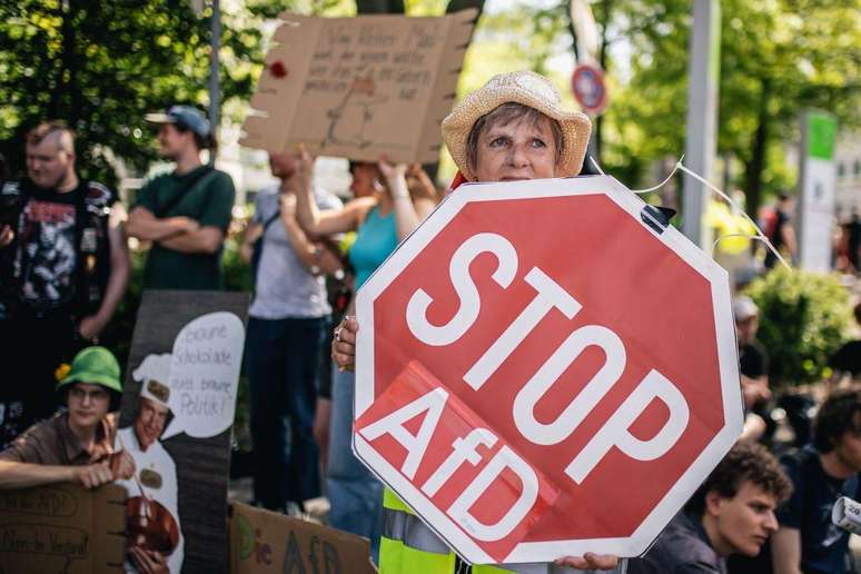Protestos contra o AfD explodiram no in&iacute;cio do ano, com muitos alem&atilde;es pedindo que o partido fosse banido
