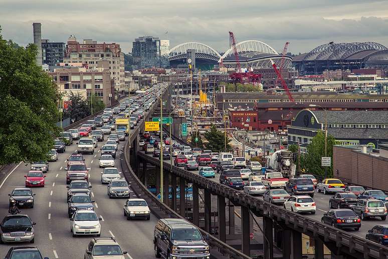 Mas os Estados Unidos e o Canadá, que também foram colonizados pela Inglaterra, nem por isso se deixaram influenciar neste aspecto. E ambos têm a mão francesa. Na foto, trânsito em Seattle, EUA.