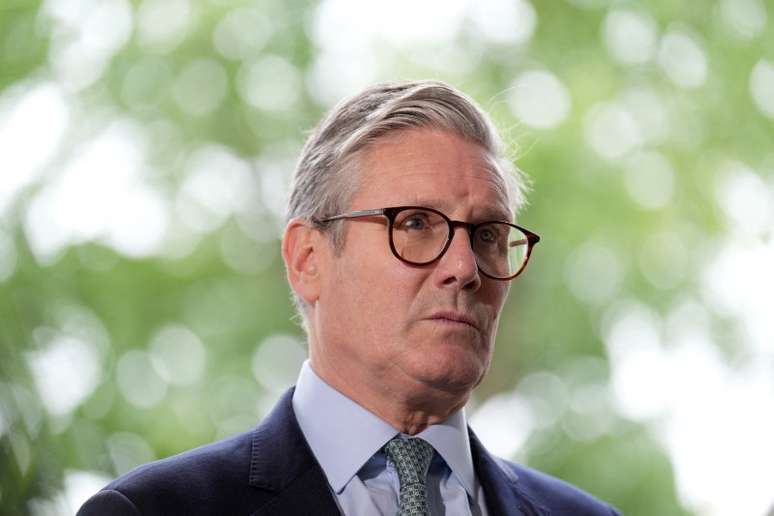 O primeiro-ministro britânico, Keir Starmer, observa enquanto fala à mídia do lado de fora da Arden Academy em Solihull, West Midlands, Reino Unido
08/08/2024
Joe Giddens/Pool via REUTERS