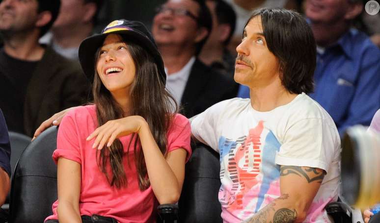 Anthony Kiedis e Helena Vestergaard namoraram por dois anos; cantor e modelo tem 31 anos de diferença.