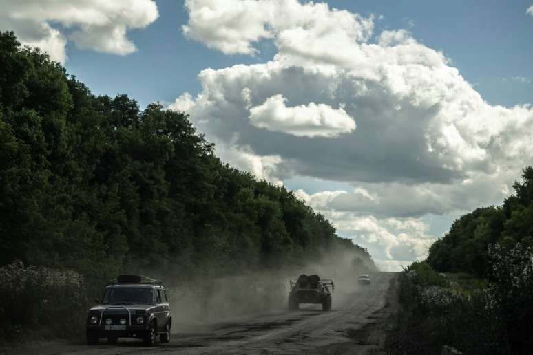 Militares ucranianos pilotam um veículo blindado de transporte de pessoal perto da fronteira russa na região de Sumy
12/08/2024
REUTERS/Viacheslav Ratynskyi