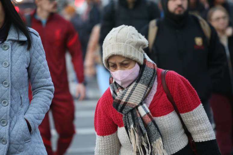  Pedestres enfrentam clima frio na Avenida Santo Amaro, na região do Brooklin, zona oeste de São Paulo, nesta terça-feira, 13 de agosto de 2024.