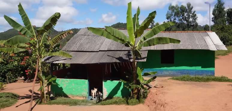 Casa da família Mendes, na zona rural de Setubinha (MG). O quintal é o cenário de vários vídeos da Menina da Bota.