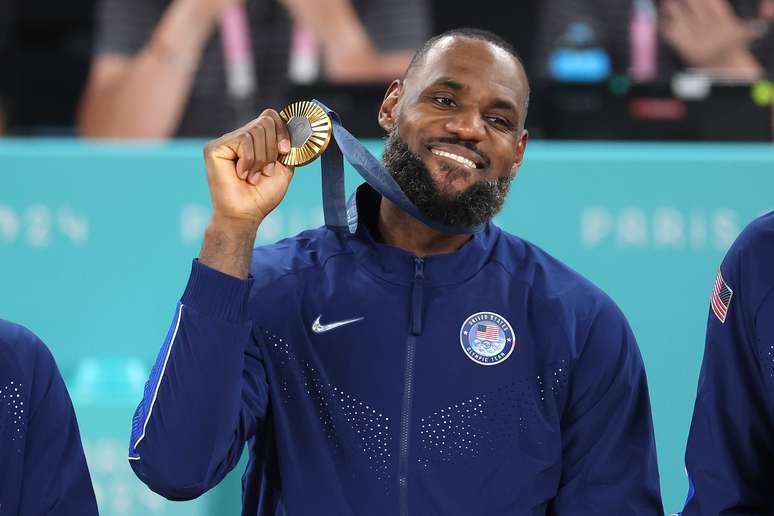 LeBron recebendo a medalha de ouro em Paris 