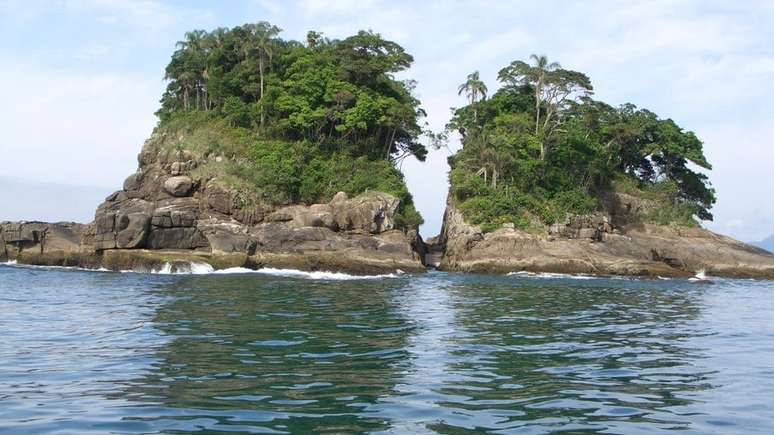 Entre as duas metades da ilha, existe uma pequena faixa de areia de 40 metros de extensão e pouco menos que 5 metros de largura