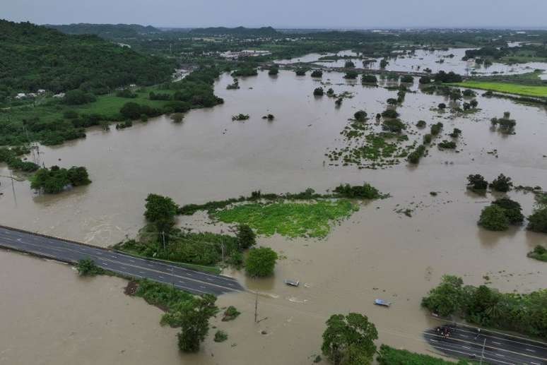 Área alagada em Toa Baja, Porto Rico, após passagem do Ernesto
14/08/2024
REUTERS/Ricardo Arduengo