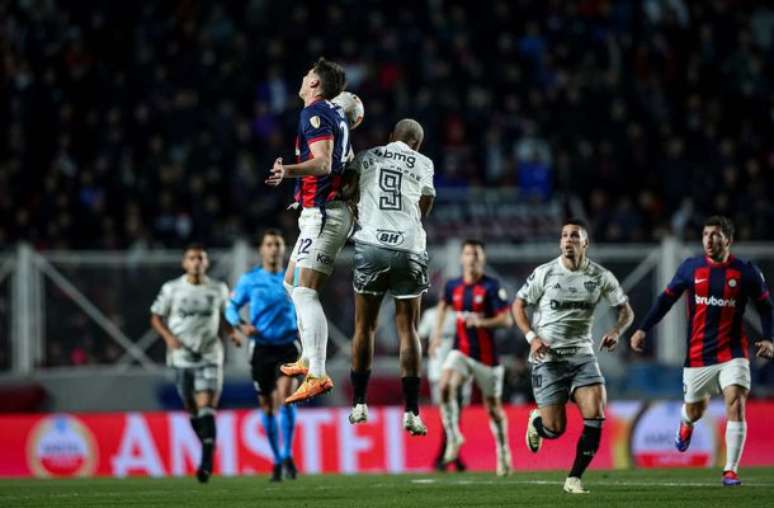 Deyverson perde a disputa contra Gastón Campi, zagueiro do San Lorenzo