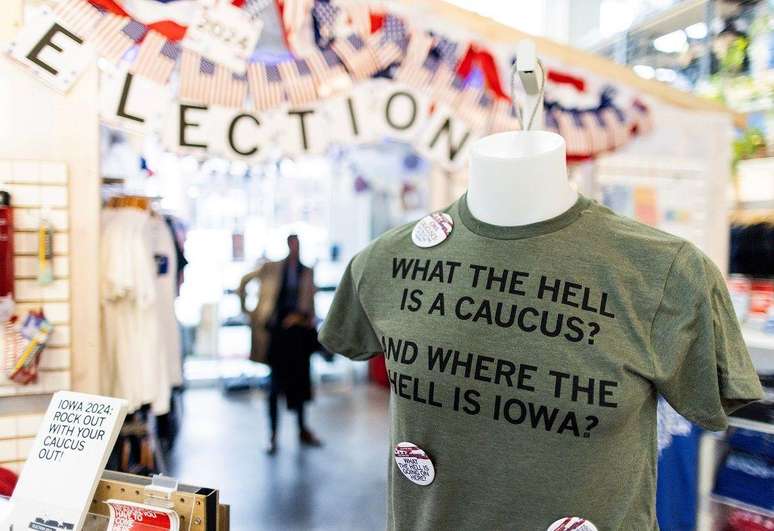 Camisa vendida em Des Moines, Iowa, brinca: 'O que diabos são os caucus? E onde diabos fica Iowa?'