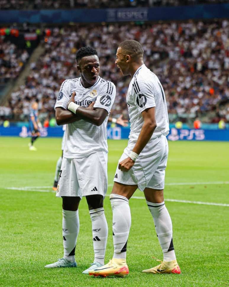 Vini Jr. comemora gol do Real Madrid ao lado de Kylian Mbappé