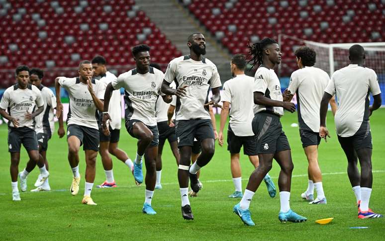 Elenco do Real Madrid em treino horas antes da partida pela Supercopa da Uefa