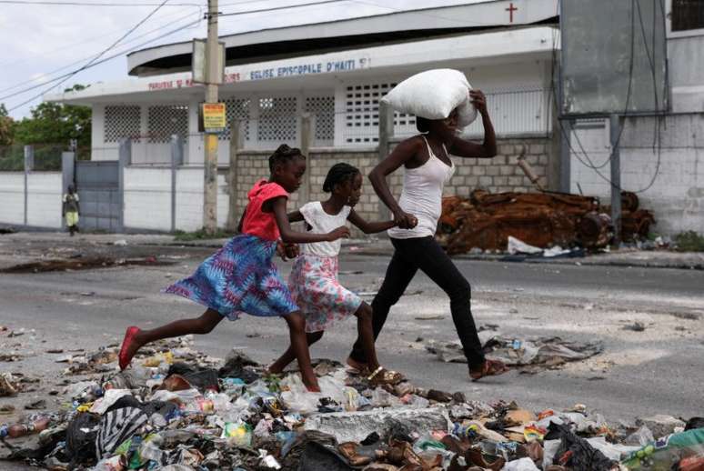 Mulher com dois filhos carrega seus pertences enquanto moradores de Lower Delmas fogem de suas casas devido à violência de gangues, em Porto Príncipe, Haiti
02/05/2024
REUTERS/Ralph Tedy Erol