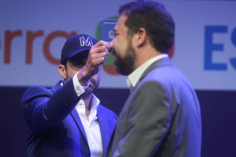 O candidato do PRTB Pablo Marçal provoca Guilherme Boulos (PSOL) durante debate com os pré-candidatos a Prefeitura de São Paulo.