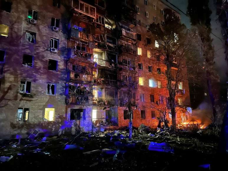 Prédio de apartamentos atingido por destroços de míssil ucraniano, em Kursk, segundo autoridades locais
11/08/2024
Prefeito de Kursk via Telegram/Divulgação via REUTERS